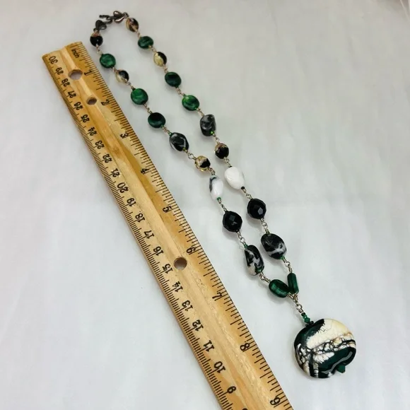 Beautiful bohemian, chic vintage, green swirl beaded necklace